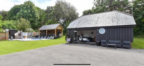 Sandwich House | Incredible private Oasis 32c pool, jacuzzi games bar