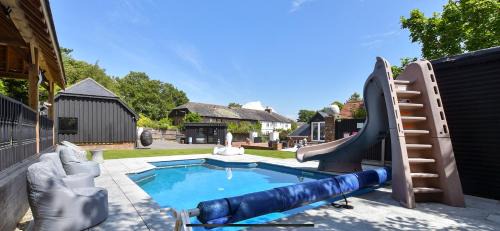 Sandwich House | Incredible private Oasis 32c pool, jacuzzi games bar