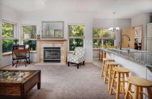 Beaverton House | Incredible Suburban Escape, Open Floor Plan With Wooded Patio, 20 Min to Downtown, Close 2 Vineyards