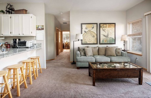 Beaverton House | Incredible Suburban Escape, Open Floor Plan With Wooded Patio, 20 Min to Downtown, Close 2 Vineyards