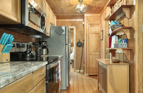 Chimney Rock House | Incredible waterfall and mountain views| Hot Tub| Fire Pit