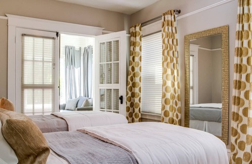Lloyd District Condo | Incredibly Located Urban Retreat, Close to Shopping, Restaurants, and Groceries, Walk to Everything