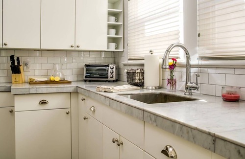 Lloyd District Condo | Incredibly Located Urban Retreat, Close to Shopping, Restaurants, and Groceries, Walk to Everything