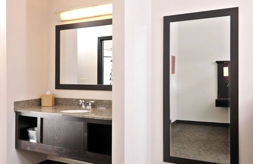 Independence Hotel | Independence Retreat: Hot Breakfast & Pet-friendly, Rustic Charm!
