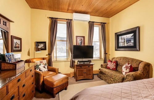 Downtown Hotel | Independence Square Unit 309, Downtown Hotel Room with A/C in Aspen, Wet Bar & More