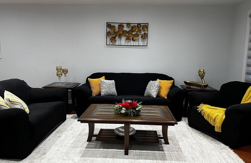Malton House | Independent 3 BR 2 WR Bungalow 5 km from Pearson .Public transport, Casino.