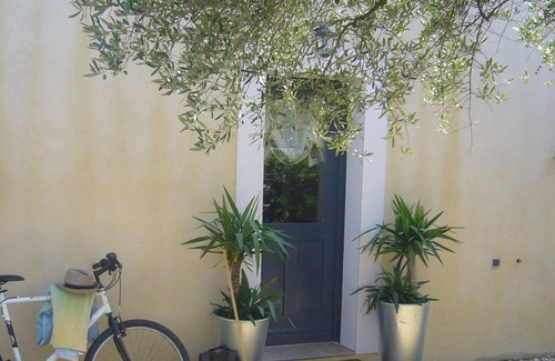 Argilliers Apartment | Independent apartment in a villa Uzès Pont du Gard