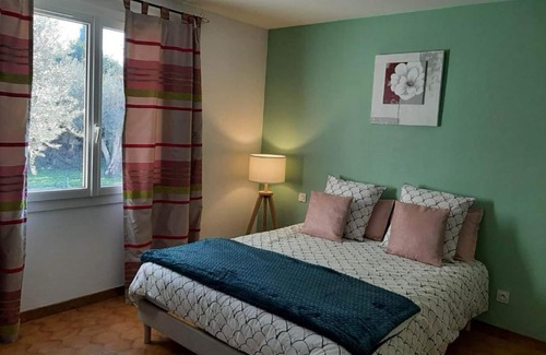 Redessan Apartment | Independent apartment in the countryside + swimming pool, at the bottom of a detached house