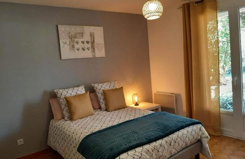 Redessan Apartment | Independent apartment in the countryside + swimming pool, at the bottom of a detached house
