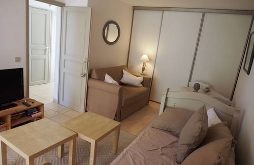 Meyreuil Apartment | Independent apartment in property with pool
