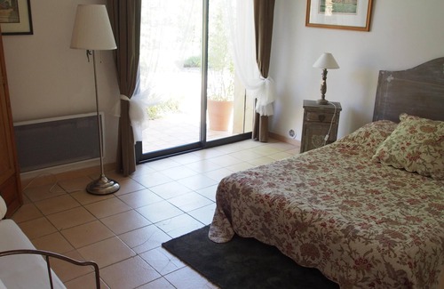 Meyreuil Apartment | Independent apartment in property with pool