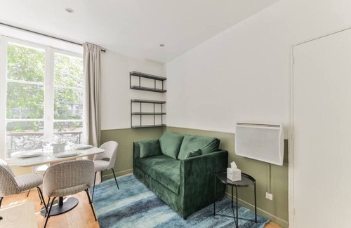 Combat Apartment | Independent flat: canal st martin&trains stations!