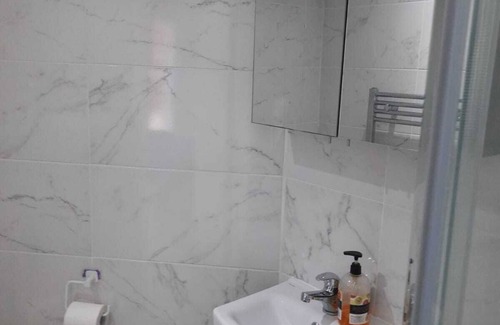 Walsall House | Independent Guest House Bungalow with free parking on the premises.