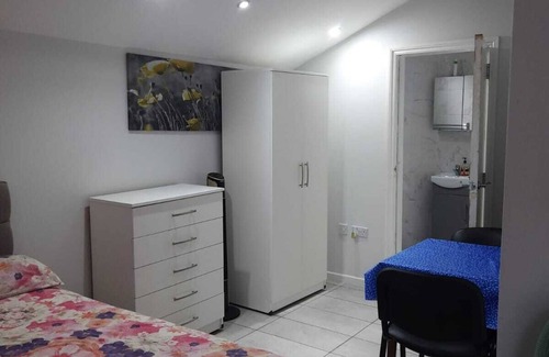 Walsall House | Independent Guest House Bungalow with free parking on the premises.