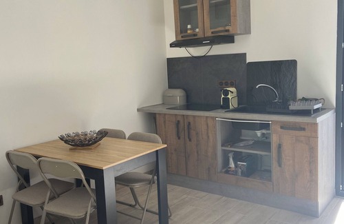 Tourbes House | INDEPENDENT T2 WITH TERRACE AND SWIMMINGPOOL ACCESS 20 Mn FROM THE BEACHES