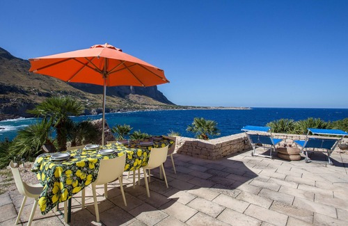 Zarbo di Mare Villa | INDEPENDENT VILLA SURROUNDED BY AREA RESERVE THE PARK FIRRIATO