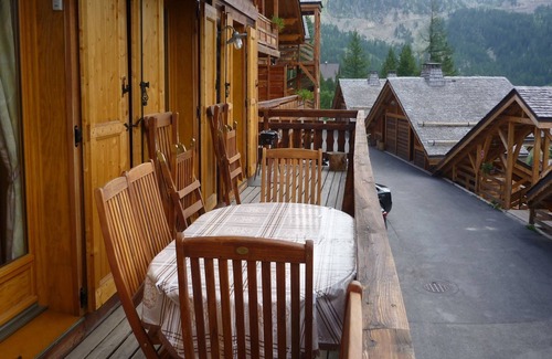 Isola Ski Chalet | Independent wooden chalet -See slopes-2 Garages in st. vs. -Internet wifi-Isola 2000