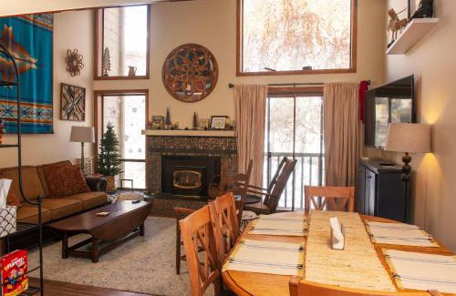 Elkhorn Village Apartment | Indian Springs Condo 2415
