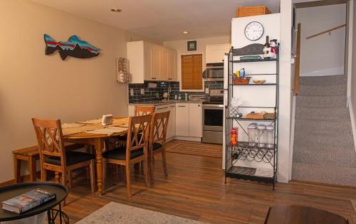Elkhorn Village Apartment | Indian Springs Condo 2415