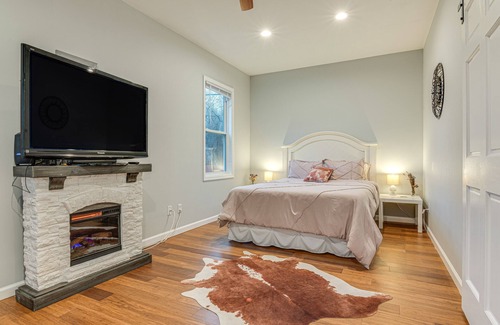 Indianapolis Cottage | Indianapolis Home w/Fire Pit: 3 Mi to Downtown!