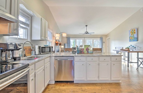 Waleska Cottage | 'Indigo Cottage' w/Deck on Lake Arrowhead!