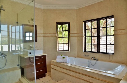 Hartbeespoort House | Indlovukazi Guesthouse