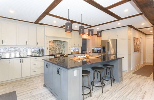Munster Hamlet - Richmond Villa | Indoor Heated Pool & Sauna | Sleeps 16 | Ottawa | Ashton