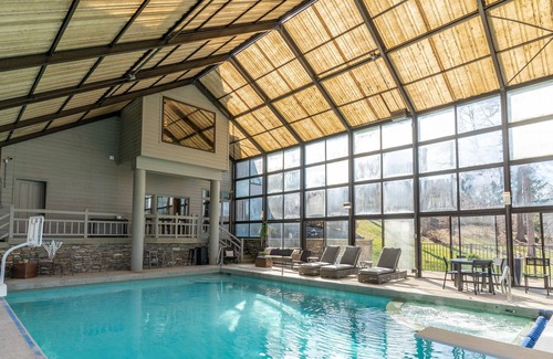 Lake Forest House | Indoor Pool with HUGE Rooms for Gatherings - East End - Lakeview