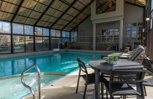 Lake Forest House | Indoor Pool with HUGE Rooms for Gatherings - East End - Lakeview
