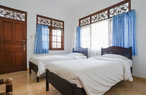 Sunset Road House | Indopurejoy House - Komala Indah Cottages - Hostel