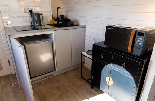 Arnold Cottage | INDREK - MAYFLOWER MEADOW, romantic, with hot tub in Brandesburton