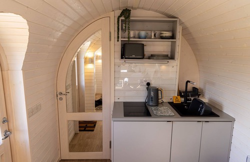 Arnold Cottage | INDREK - MAYFLOWER MEADOW, romantic, with hot tub in Brandesburton