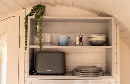 Arnold Cottage | INDREK - MAYFLOWER MEADOW, romantic, with hot tub in Brandesburton