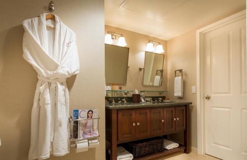 Cupertino House | Indulge in an Unforgettable Getaway Experience! Onsite Pool, Free Parking