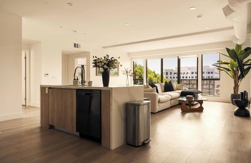 Wilshire Montana Apartment | Indulge in Coastal Luxury Stunning 3BR Ocean Views.