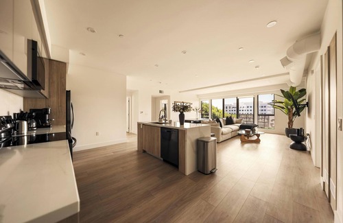 Wilshire Montana Apartment | Indulge in Coastal Luxury Stunning 3BR Ocean Views.
