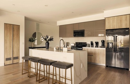 Wilshire Montana Apartment | Indulge in Coastal Luxury Stunning 3BR Ocean Views.