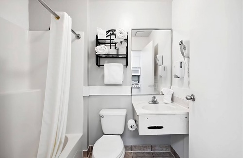 Panama City Beach Hotel | Indulge in Home Like Comfort! Free Parking, Beachfront Property, Outdoor Pool