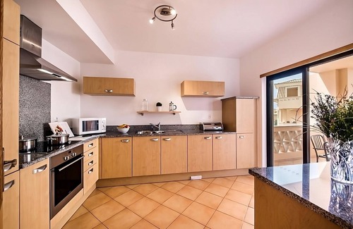 Praia da Luz Hotel | Indulge in Home-Like Comfort! Outdoor Swimming Pools, Close to Burgau Beach!