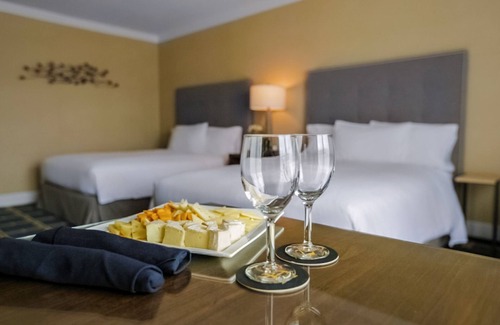 Sunnyvale West Hotel | Indulge in Home Like Comfort! 2 Pet-friendly Units, Free Parking, Onsite Pool