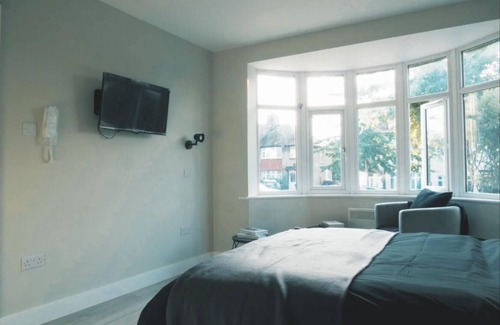 South Harrow Apartment | Indulge in Luxury: Your Exclusive Retreat at Our Chic Studio Apart-Hotel
