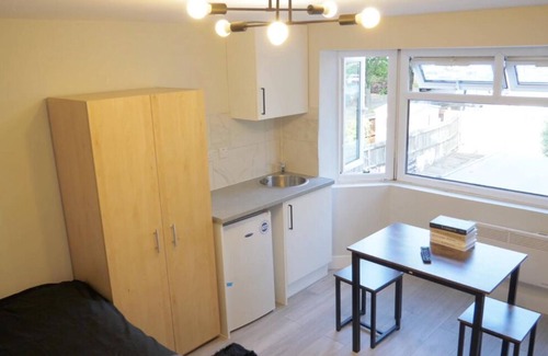 South Harrow Apartment | Indulge in Luxury: Your Exclusive Retreat at Our Chic Studio Apart-Hotel