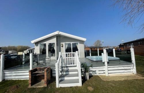 Tattershall House | Indulgence lakeside lodge i1 with hot tub, private fishing peg situated at Tattershall Lakes Country Park