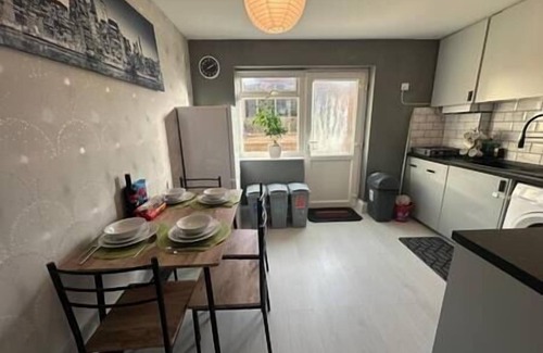 Swindon House | Indulgent Cozy 2 BR home