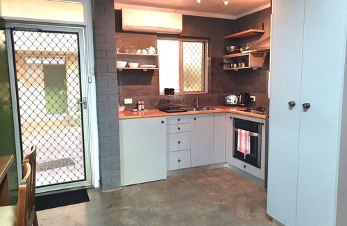 Shenton Park Apartment | Industrial 11 - 1BRM Unit with Courtyard & Parking
