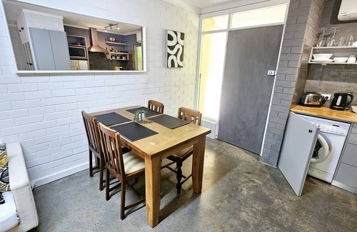 Shenton Park Apartment | Industrial 11 - 1BRM Unit with Courtyard & Parking