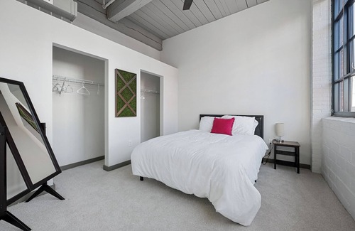 Downtown Cleveland Bed & Breakfast | Industrial 2BD Apt in Downtown Cleveland!