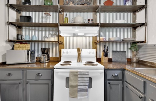 Fort Payne Apartment | Industrial Apartment #1 Queen Studio
