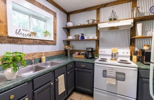 Fort Payne Apartment | Industrial Apartment #2 Queen Studio