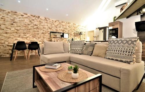 Orange Apartment | Industrial loft centre ville Orange clim wifi
